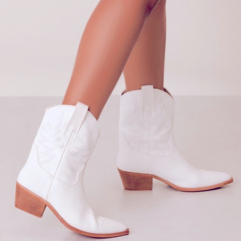 MIIM Claire White Vegan Leather Festival Embroidered Low Cowboy Bootie Size 7 - Picture 1 of 6